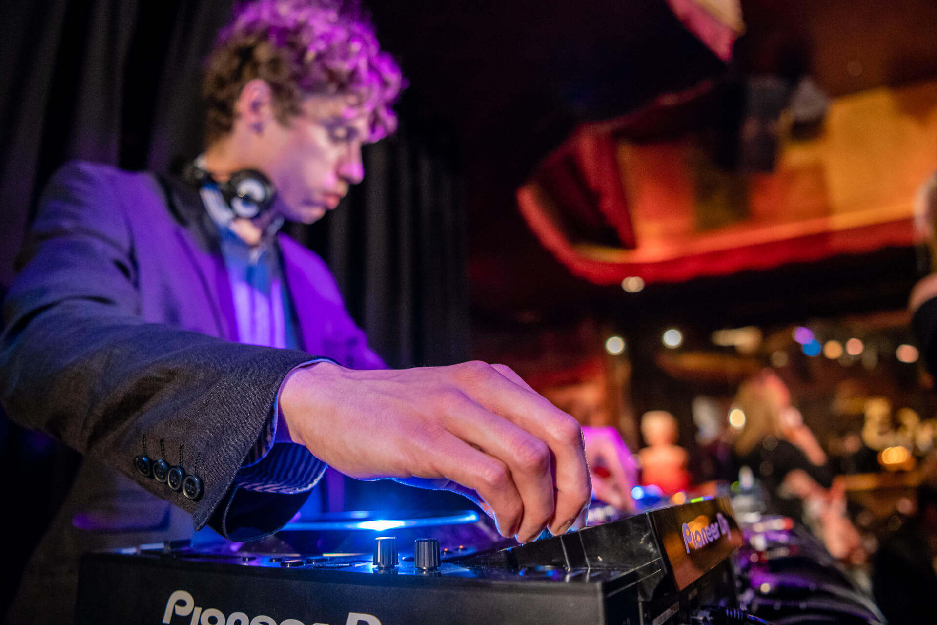 DJ Service: DJ für Club & Discotheken von DJ24.at