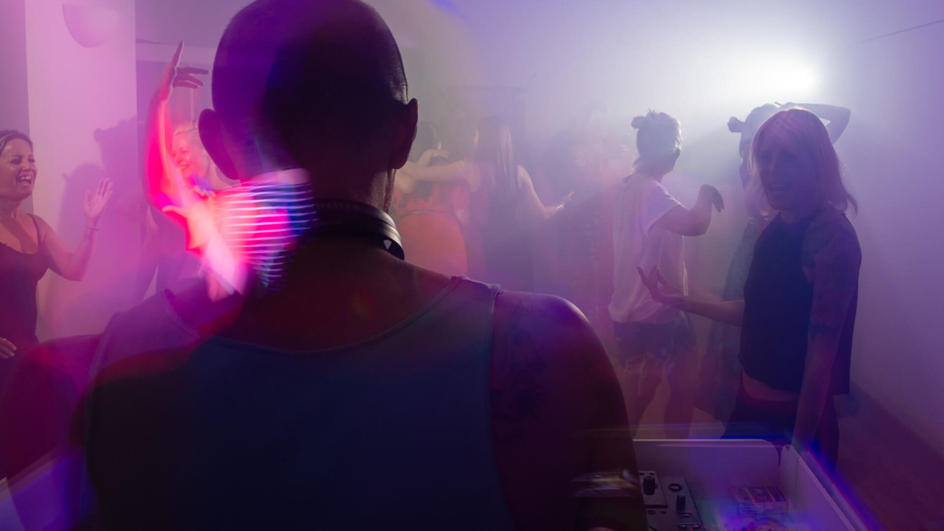 Einblick: DJ spielt in Club