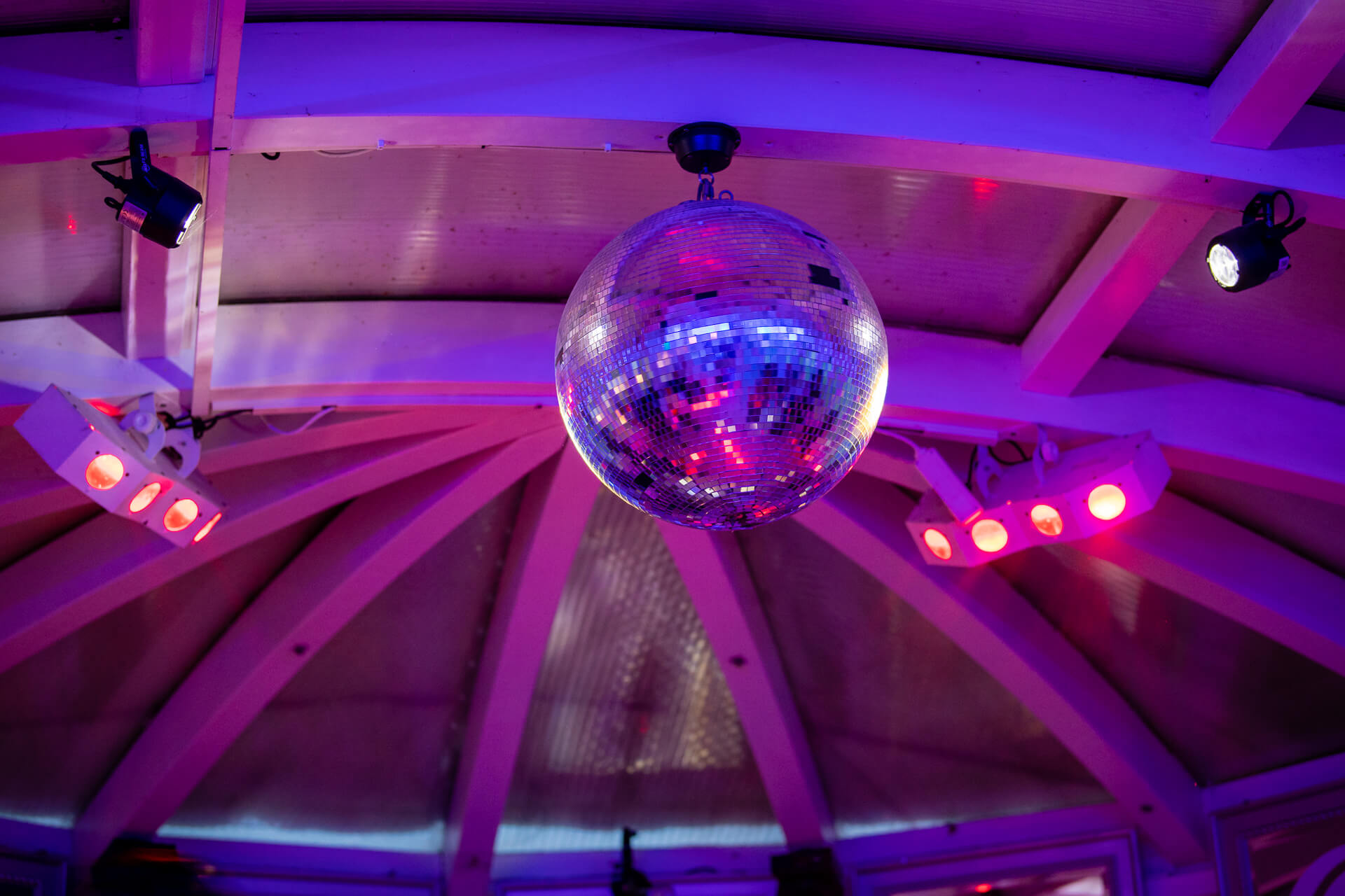 Einblick: Discokugel mit Licht von DJ24.at