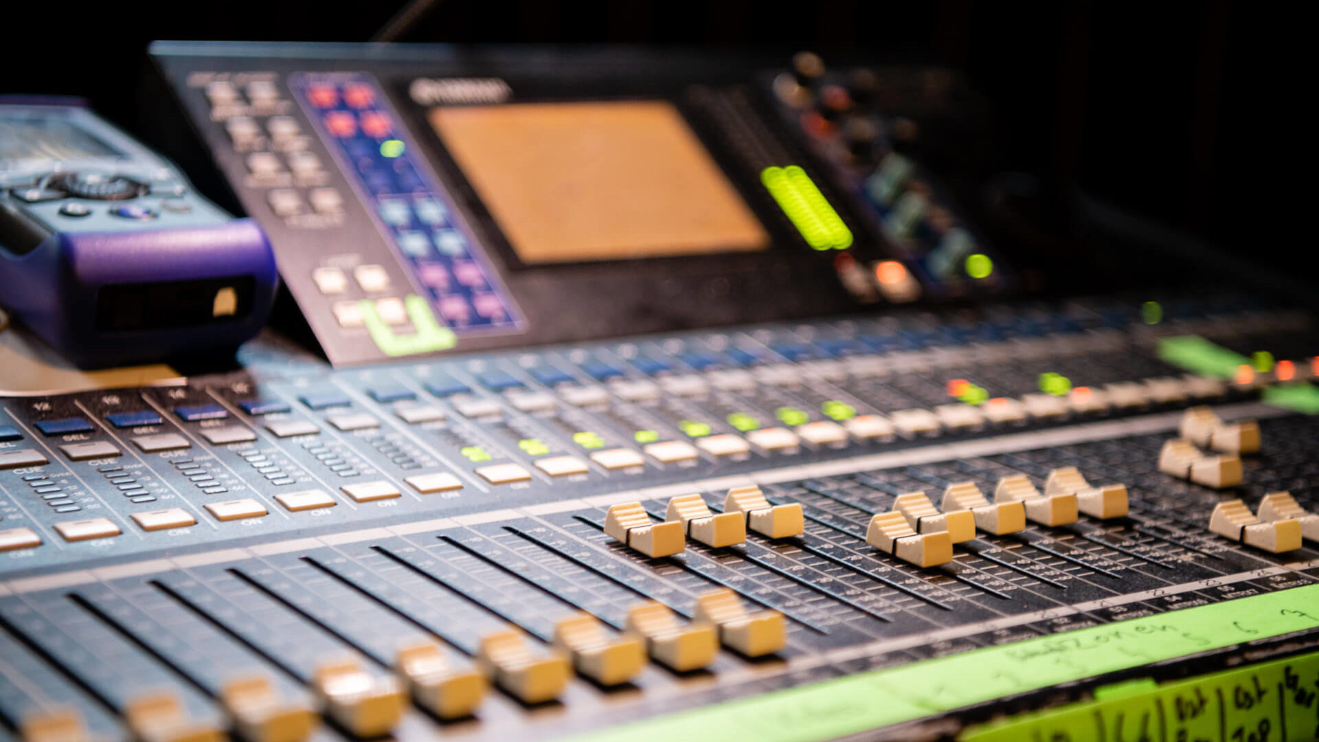 Einblick: Grosses Mischpult für Eventtechnik von DJ24.at