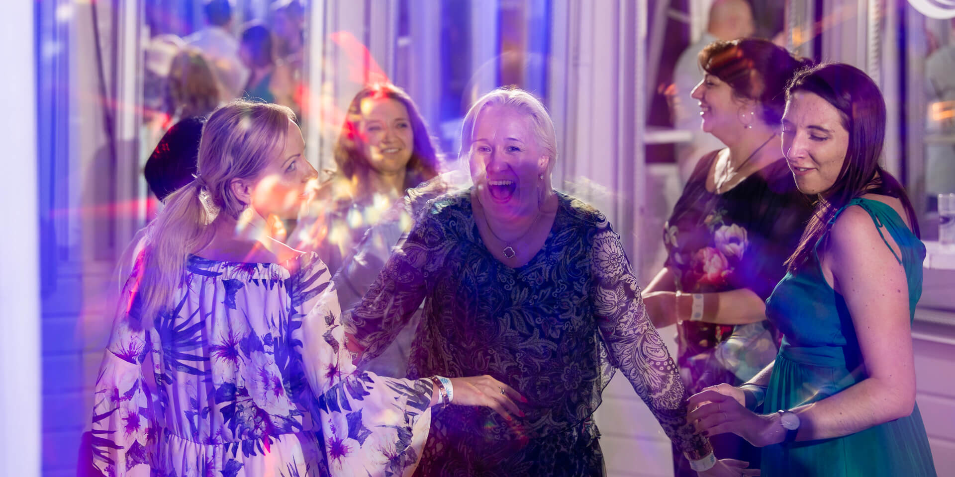 Einblick: Gäste tanzen auf privater Feier von DJ24.at