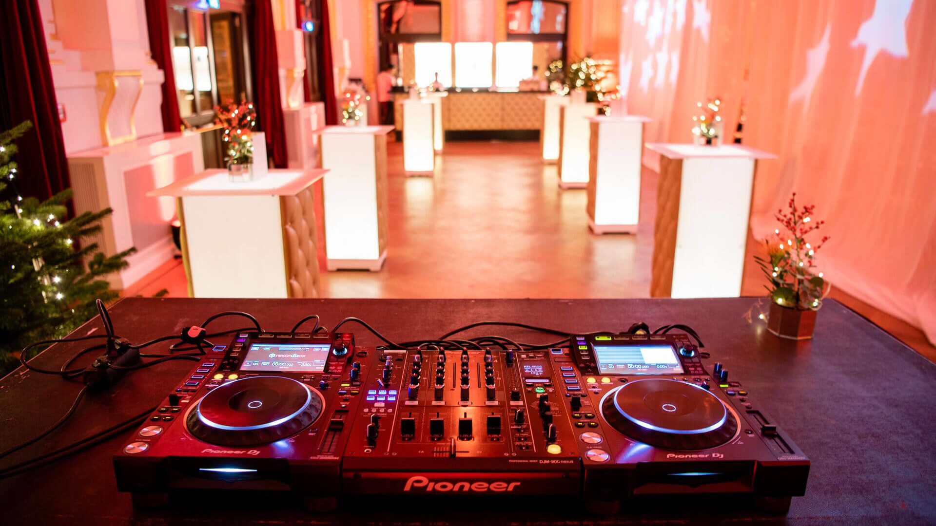 DJ mixt auf Firmenfeiern - Einblicke von DJ24.at, DJ für Firmenevents. Jetzt DJ buchen auf DJ24.at