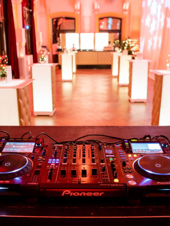 DJ mixt auf Firmenfeiern - Einblicke von DJ24.at, DJ für Firmenevents. Jetzt DJ buchen auf DJ24.at